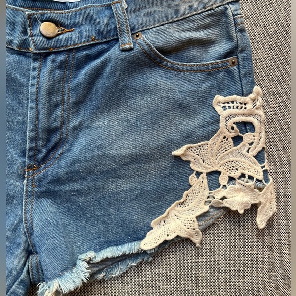 🩵 Vintage High Wasted Denim Shorts with Lace detailing , Size Large - Picture 3 of 17